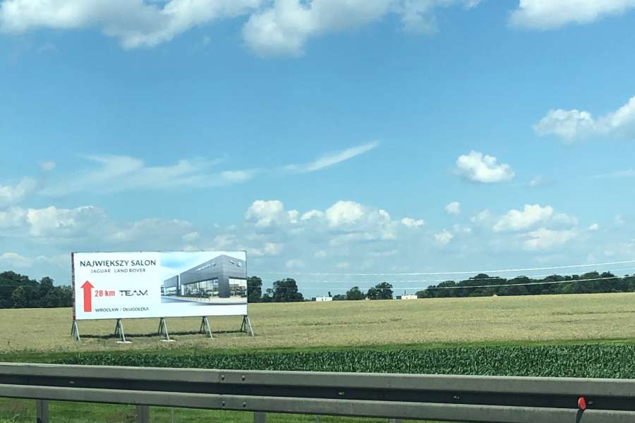 Powierzchnie reklamowe - AOW Zabrodzie, Bielany Wrocławskie>Poznań salon Land Rover 1