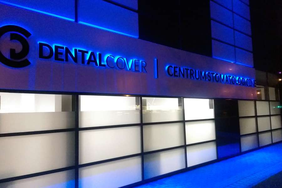 Kaseton z dibondu i litery przestrzenne na kasetonie