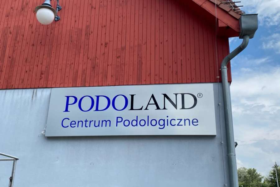 Kasetony reklamowe - kaseton z dibondu szczotkowanego + plexi black @ white